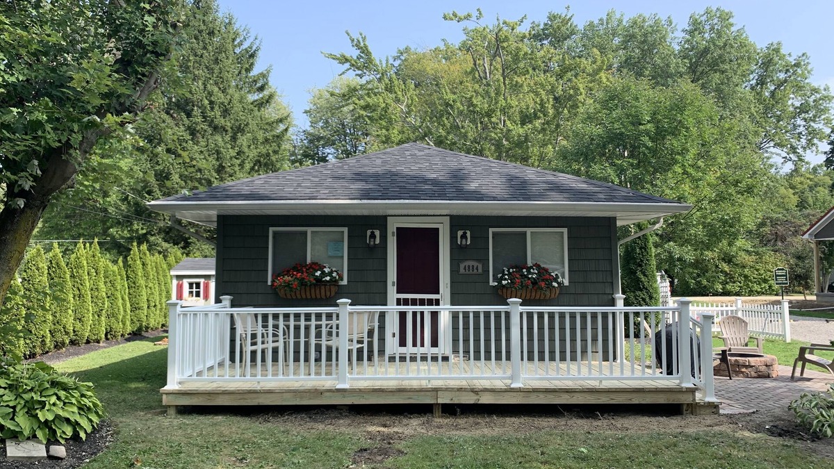 Geneva-on-the-Lake Cottage | DewDrop Cottage: Walk to the strip! 2 bed 1 bath, sleeps 5