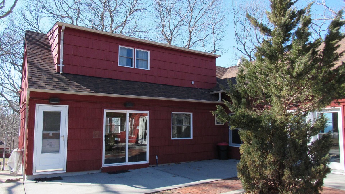 Wading River House | DeWolfe Hall West Apartment with access to LI Sound