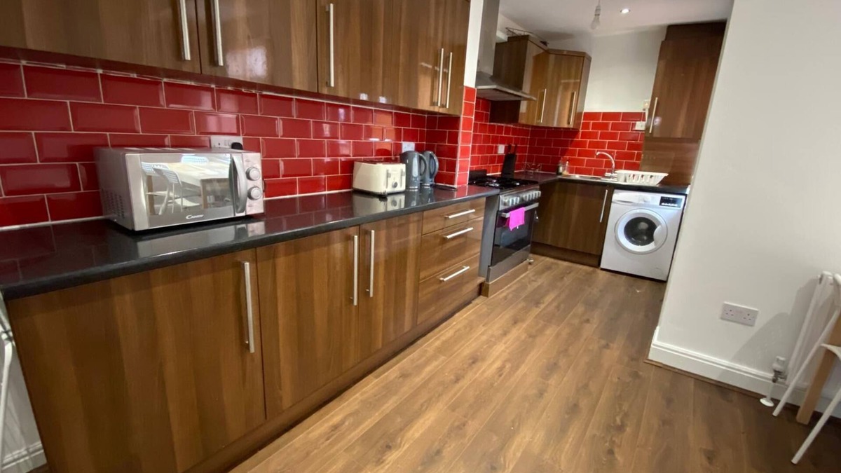 Beeston Apartment | Dews House - Leeds 2 bed sleeps 5