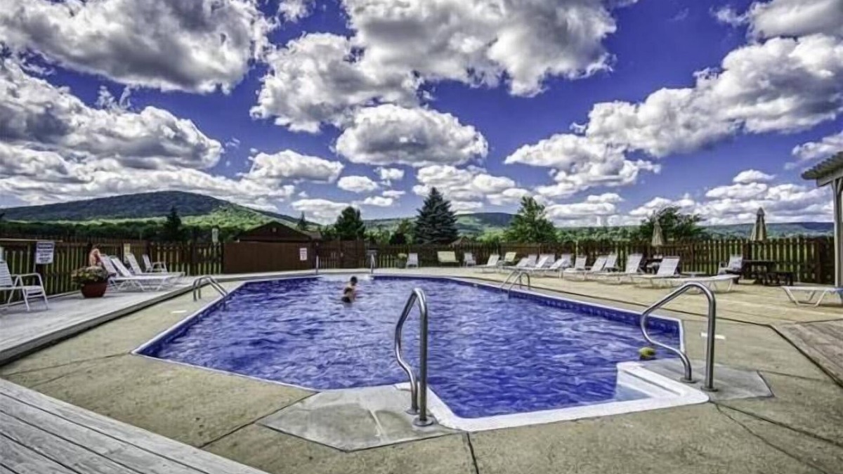 Davis Condo | DF109- Awesome Amenities! Pool!