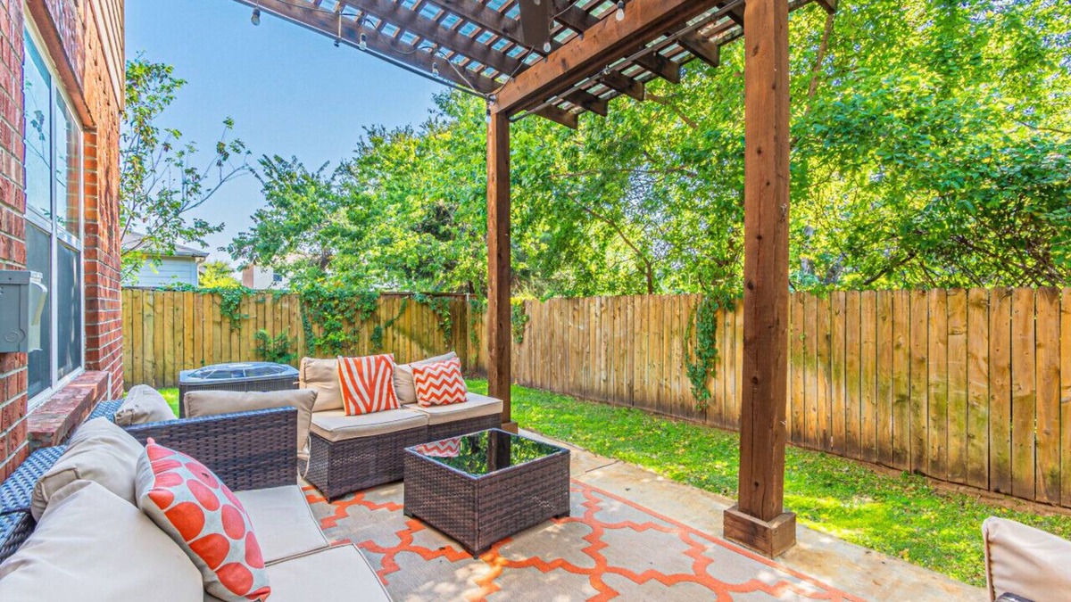 Dallas House | DFW Oasis! Near Reunion Tower - Great for Groups!