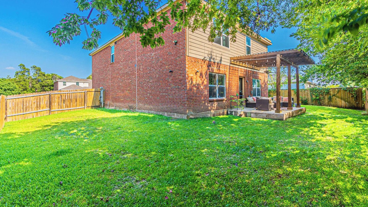 Dallas House | DFW Perfect Home with Garage Parking, Gated Yard,Business Amenities,Arcade game!