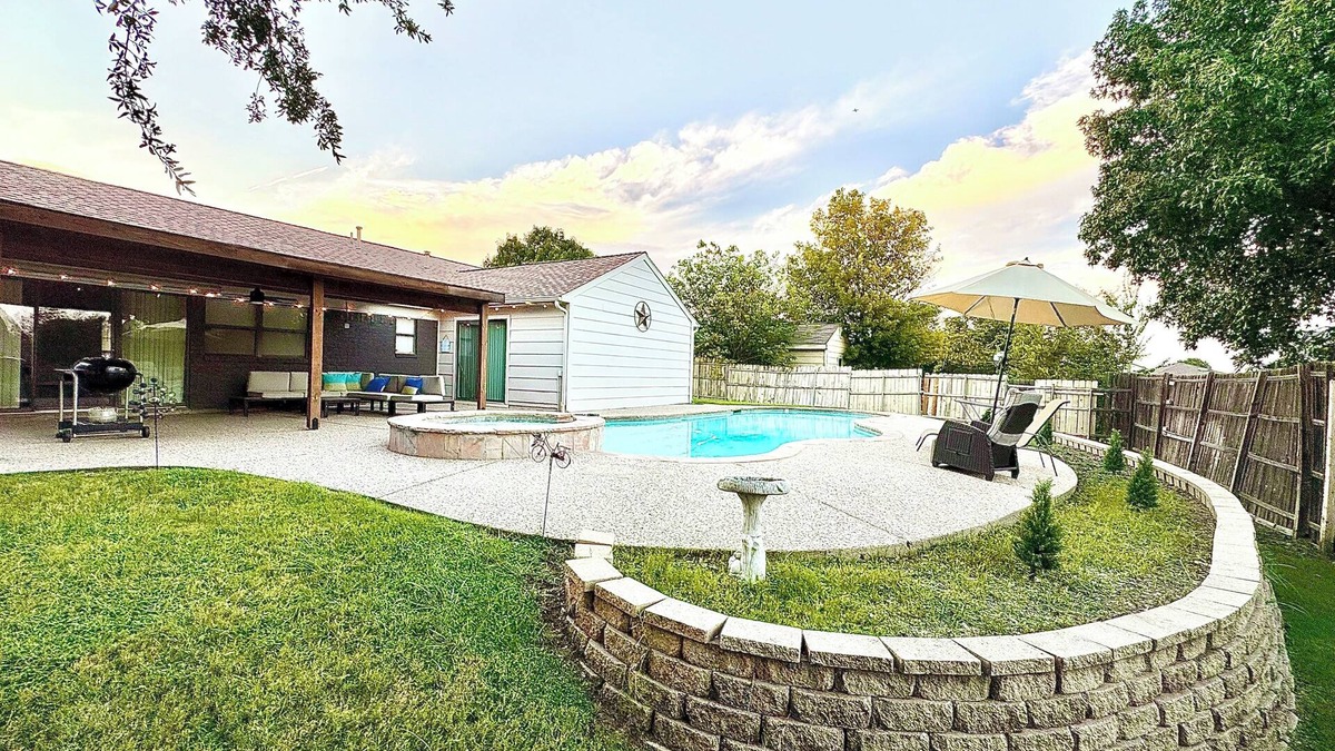 Flower Mound House | DFW Retreat Pool, Spa & Minutes to Dallas & Fort Worth