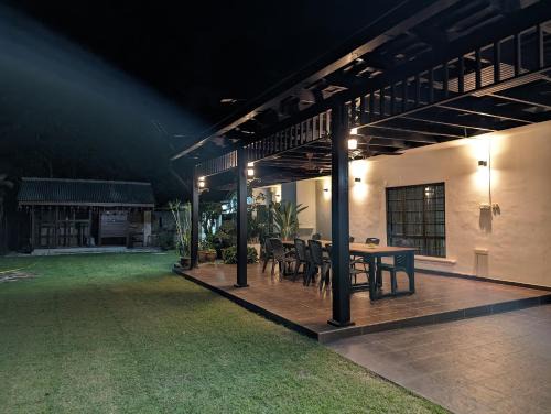 Kluang House | D’Garden Cottage with big field