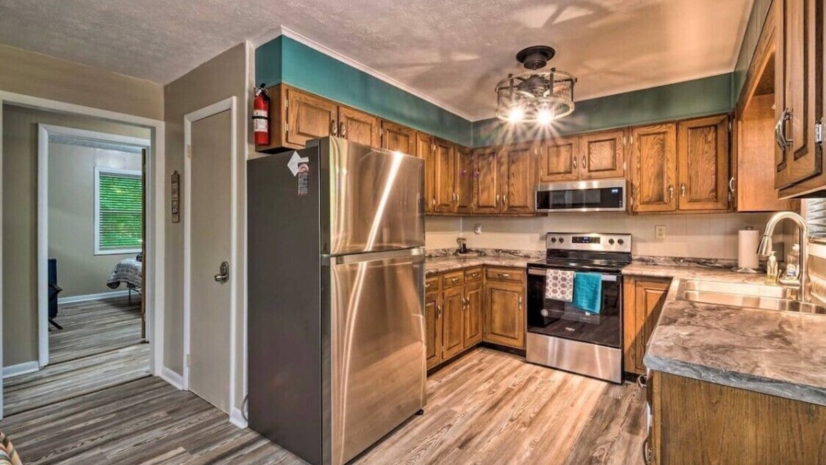Albany Cottage | DHL Lake View Escape - 1 mi from Marina!