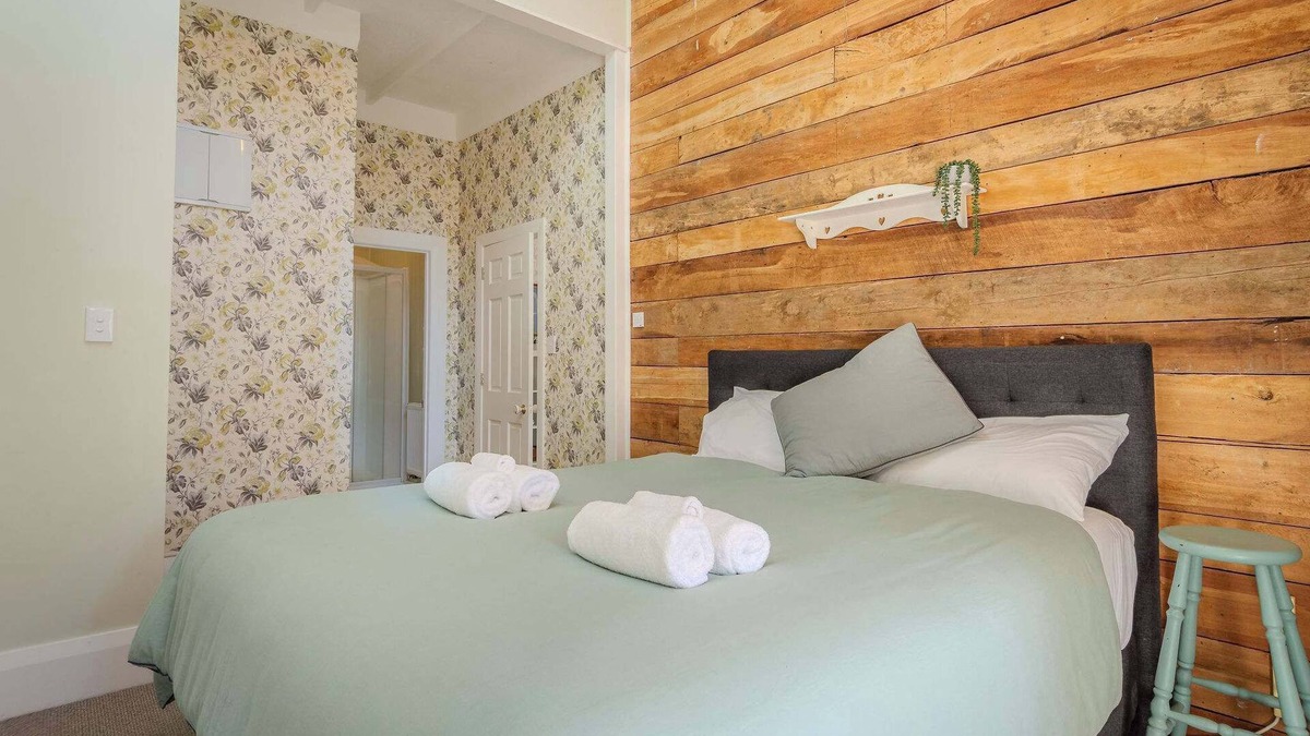 Pukehangi House | Diamond Cottage | Farm Cottage 10min from the City