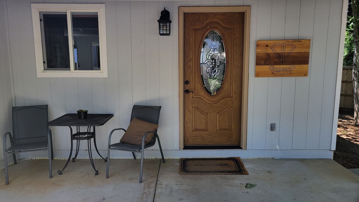 Grants Pass Cottage | Diamond D Fully Furnished 1 Bedroom Guest House