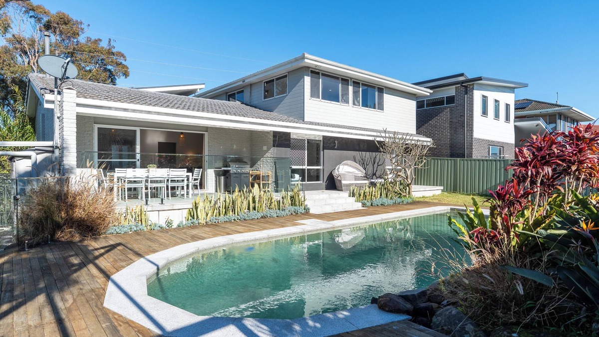 Budgewoi House | Diamond Head Manor - Pool, Water Views, Central