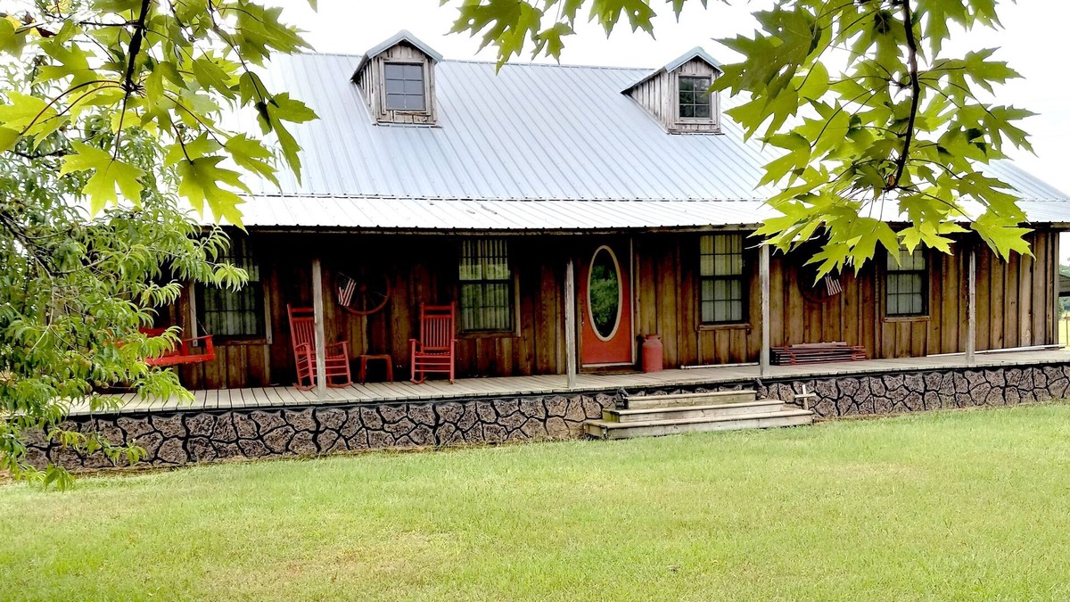 Mc Caskill House | Diamond K Lodge Modern Farmhouse near Murfreesboro/Crater of Diamonds State Park