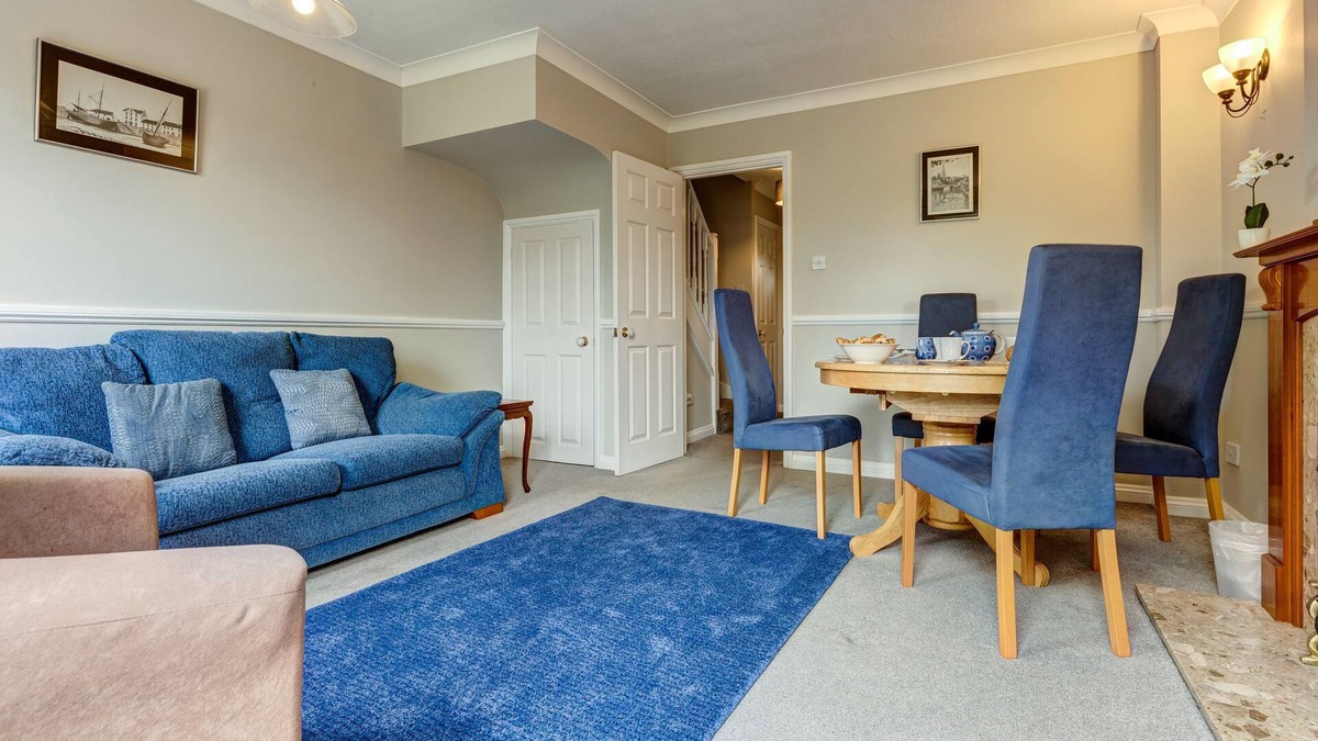 North Moreton Apartment | Didcot White House | Oxfordshire Holiday Let | 2 Beds & Sleeps 4