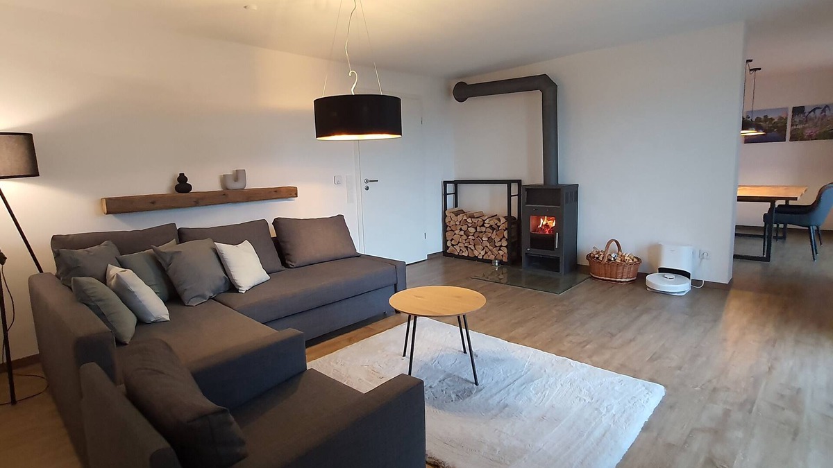 Cham Apartment | Die Ferienwohnung Befindet Sich am Rande der Stadt Cham im Bayerischen Wald. Der Chamer Ortsteil Katzberg ist Dörflich Geprägt und Grenzt Unmittelbar an die Kreisstadt Cham in der Oberpfalz mit Ihren Knapp 17.000 Einwohnern. Die Ferienwohnung Bietet