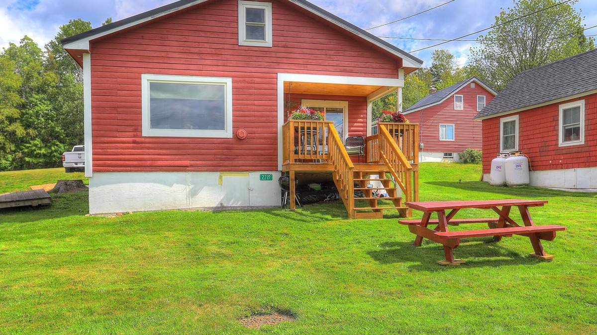Rangeley House | 🐾Digby's Overlook - Small cabin just minutes from downtown Rangeley, dog friendly