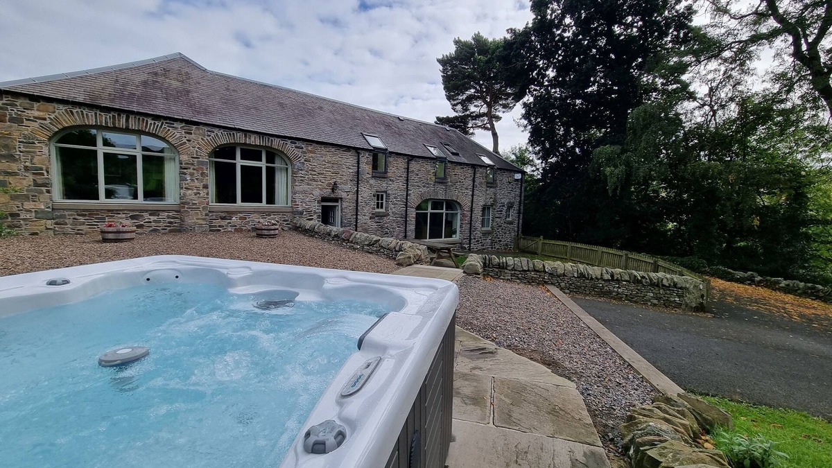 Galashiels House | DIGNITY - Beautiful Barn Conversion in Idyllic Countryside with Hot Tub