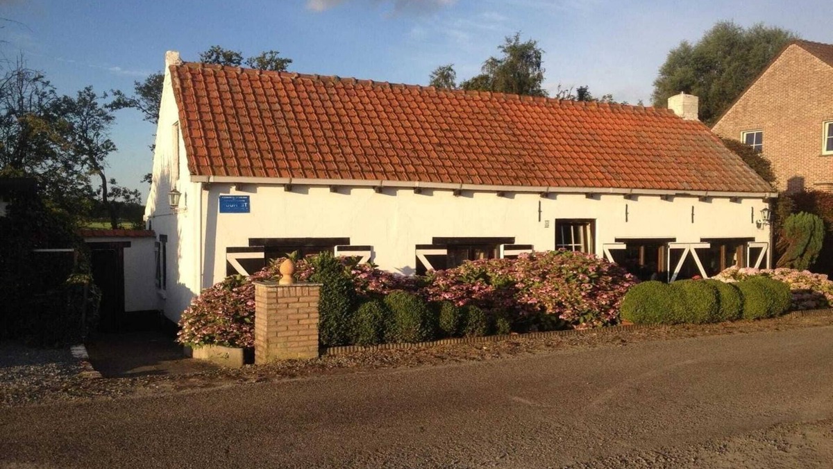Hoofdplaat House | Dike House near Breskens with Stream Garden