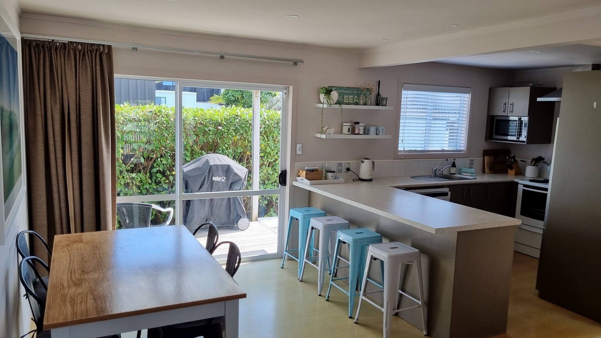 Waihi Beach House | Dillon Delight - 2 min walk to Waihi Beach
