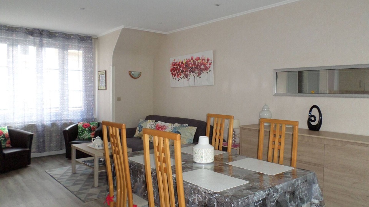 Dinard Apartment | Dinard apartment within walking distance, L'écluse beach, shops, casino, transport