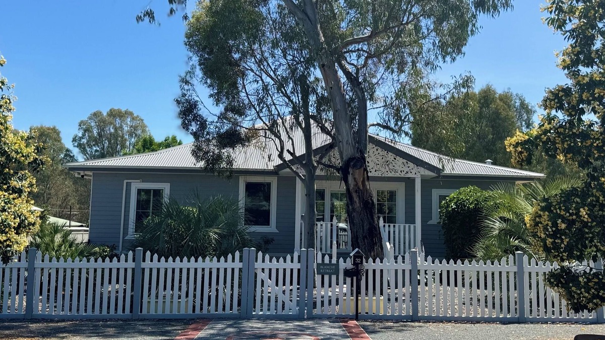 Wahgunyah House | Dine under the vines! A Queensland style oasis in the NE Victorian country