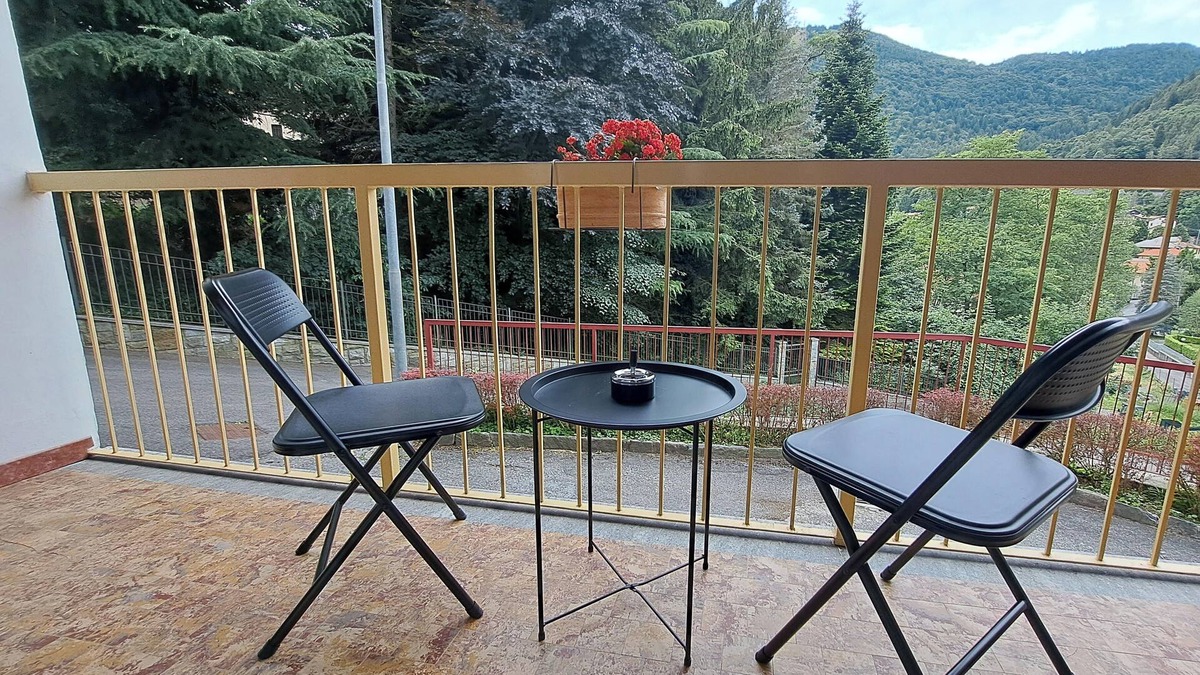 Magreglio Apartment | Dinky's apartment with forest view balcony