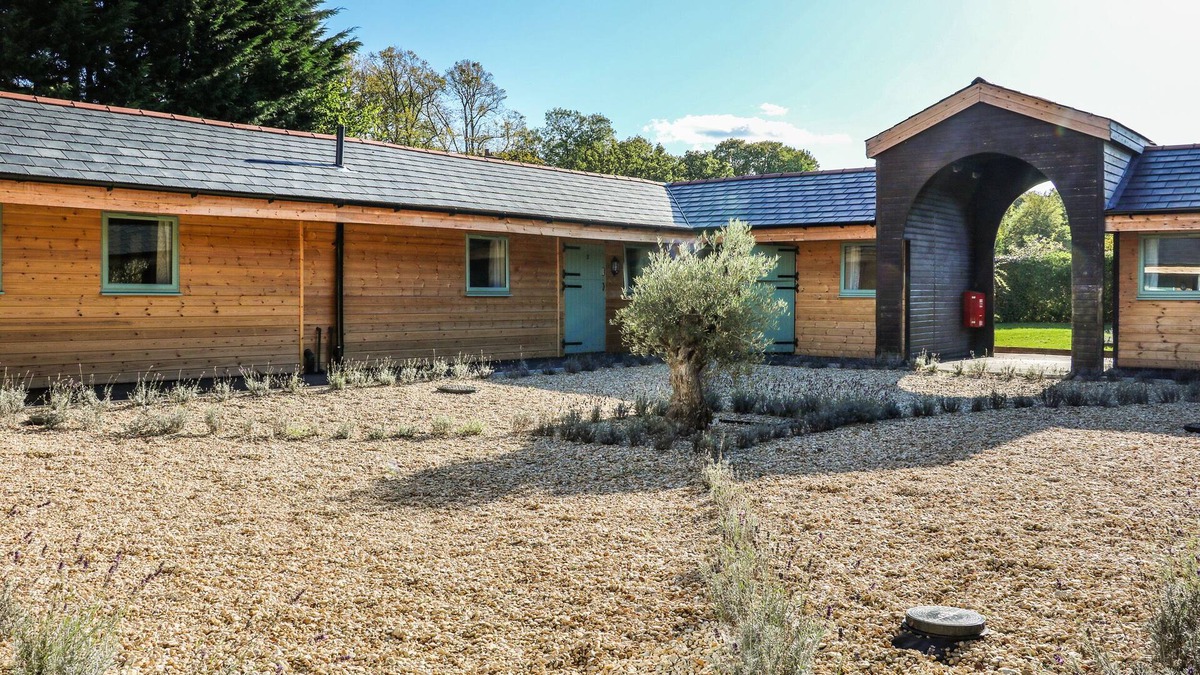 Aldermaston Wharf Apartment | DINO - NO. 8, pet friendly, with a garden in Goring-On-Thames