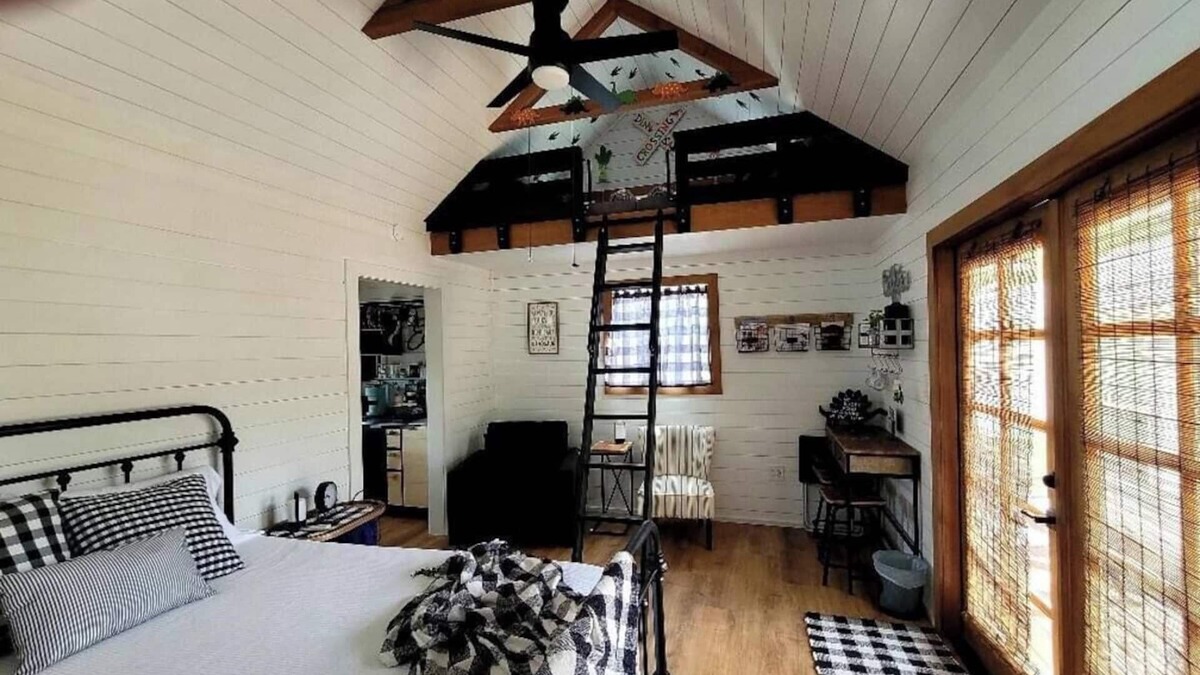 Glen Rose Cottage | Dinosaur Crossing Guesthouse With Loft