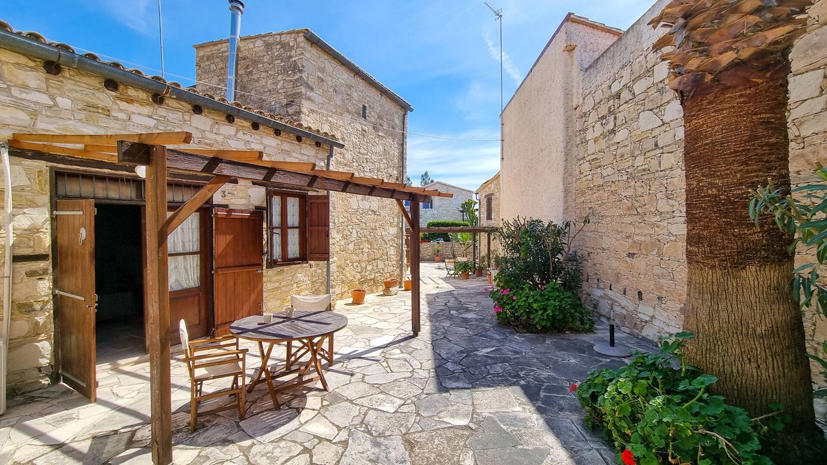 Skarinou Apartment | Dionysus Vineyard Studio