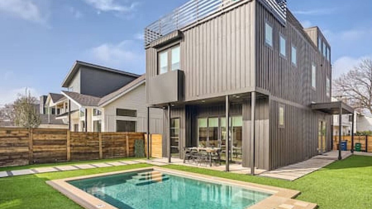 Chestnut House | Dip into the 512 Experience! 6 BDRMS W/Pool Mins to DT & SXSW!