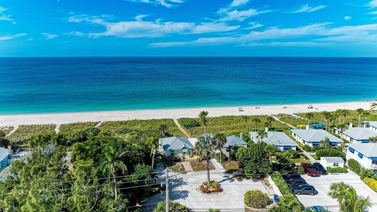 Nokomis Cottage | Direct Beachfront Cottage-Casey Key/Nokomis Beach-1 Bedroom