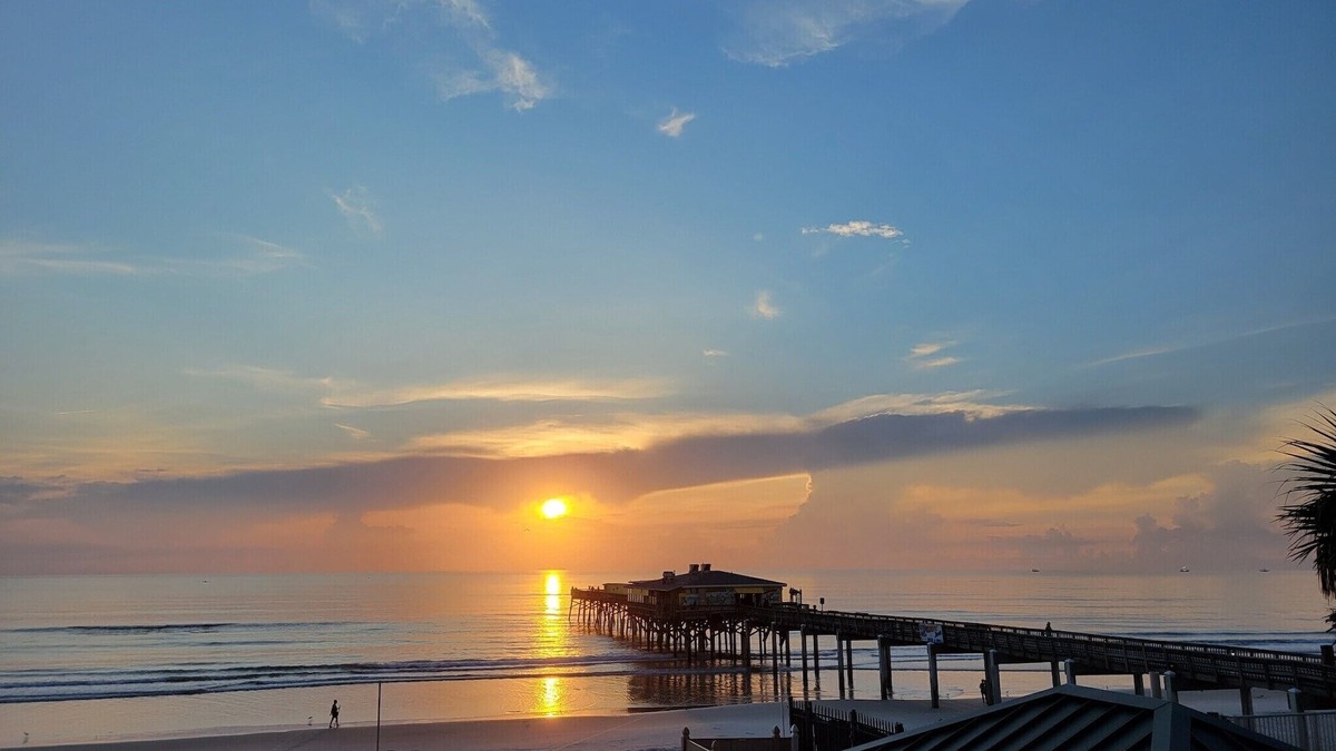 Daytona Beach Shores Condo | DIRECT DELUXE OCEANFRONT Pool, jacuzzi right beside Crabby Joe's PierRest & bar