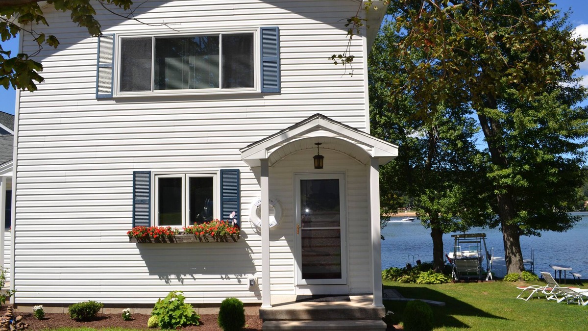 Middlefield House | Direct Lakefront, 2 docks, private, easy access from I 91.