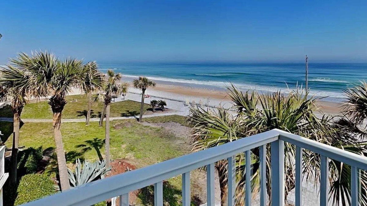 East Daytona Condo | Direct Ocean Views, Clean & Cozy Studio – Walk to Dining & Beach Fun
