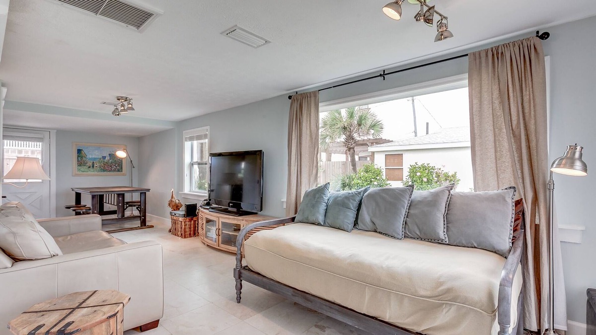 St. Augustine Beach House | 💲DIRECT OCEANFRONT Romantic Cottage💲 Best Beach - Walk to Restaurants - Downtown only 5 Miles