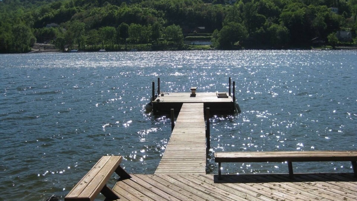 New Milford House | Direct Water Front Home, Private Boat Dock, Kayaks