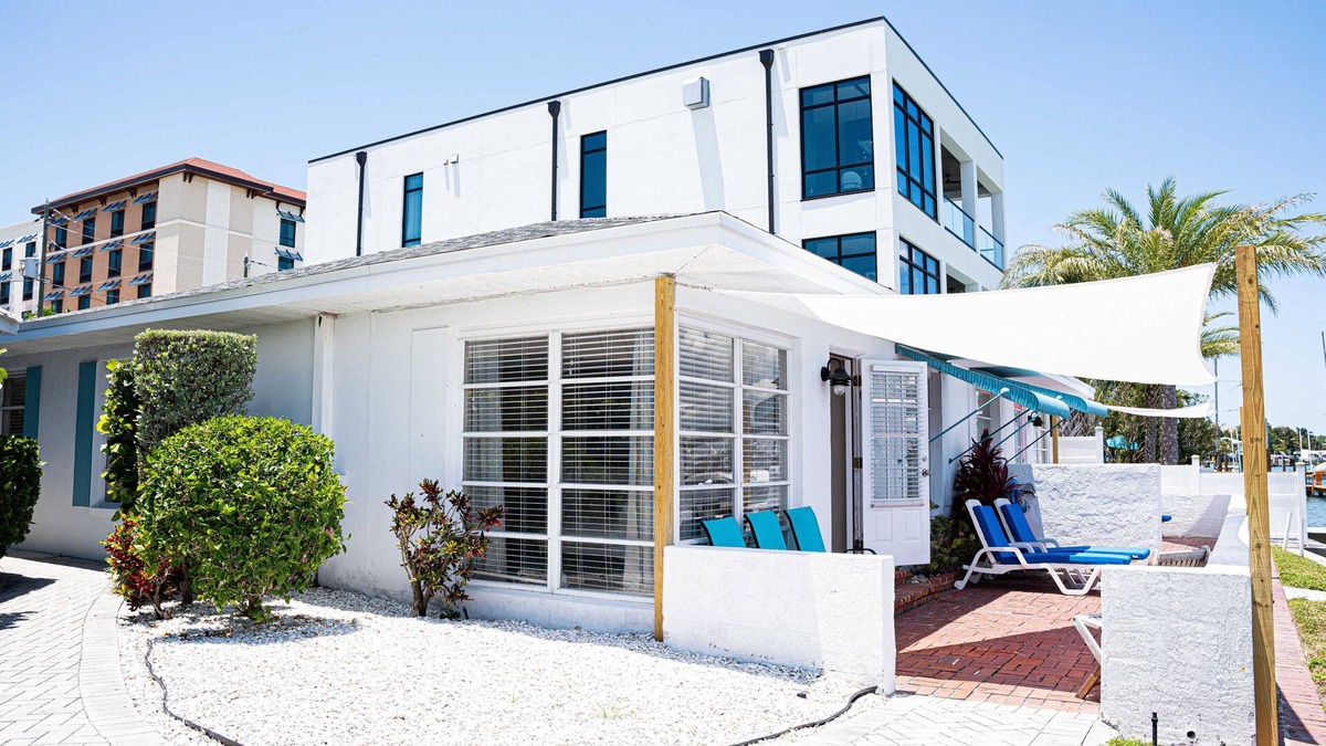 Bay Esplanade Villa | DIRECT WATERFRONT 2BDRM Villa with full kitchen, fish from porch