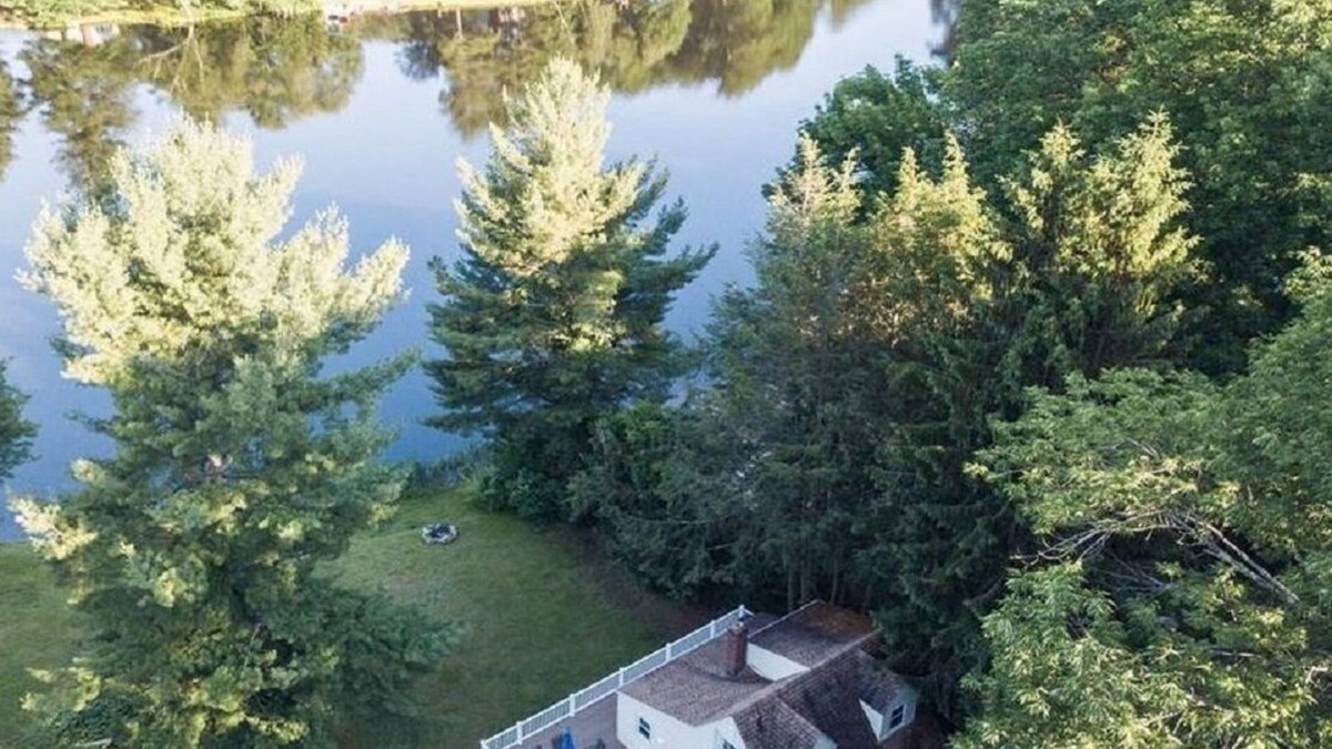 Northwest Harwinton Cottage | Direct Waterfront with Private Beach - Entire Home