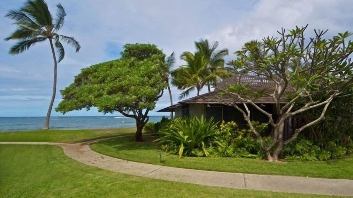 Waialua House | Directly Beachfront | Country Cottage