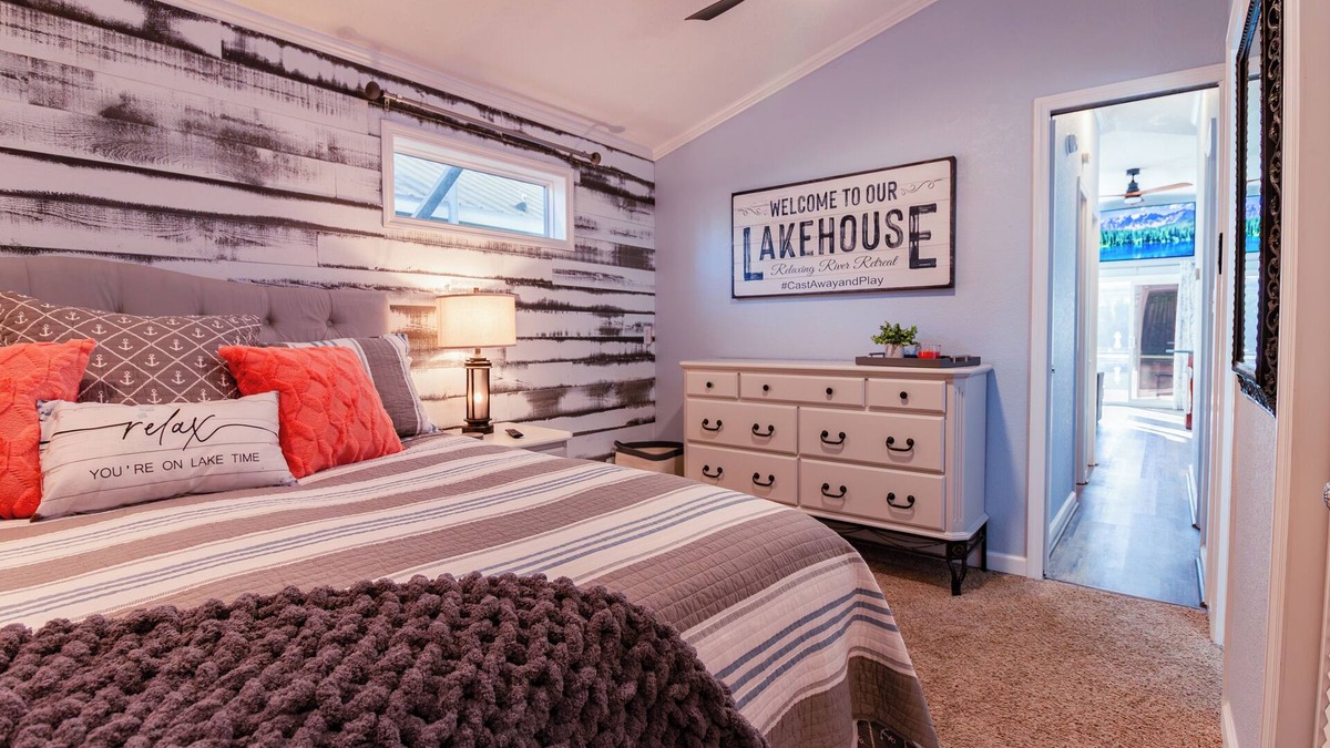 Bainbridge Boat Rental | Directly on Flint River w/Deck for Fishing, 2-BR boathouse-10% weekly discount!