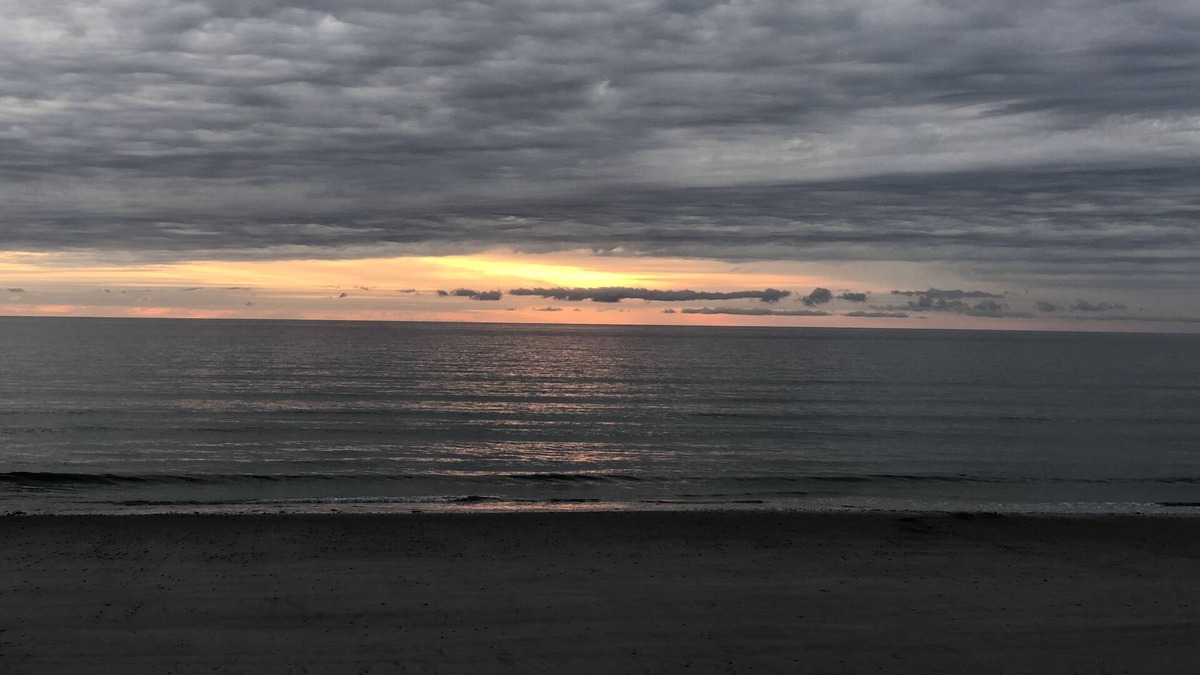 Hull Condo | Directly on the beach! Fully renovated and all amenitities