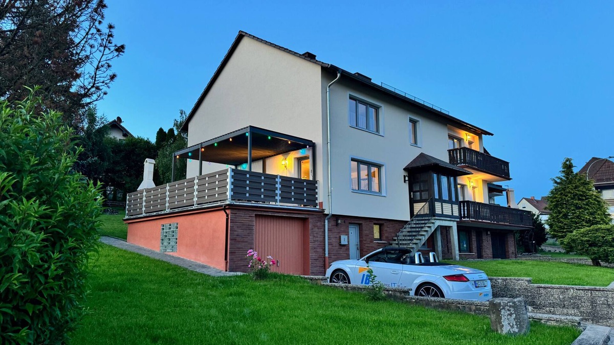 Rixfeld House | Directly on the Vulkanradweg Spacious Holiday Home Taufstein 1 to 6 People