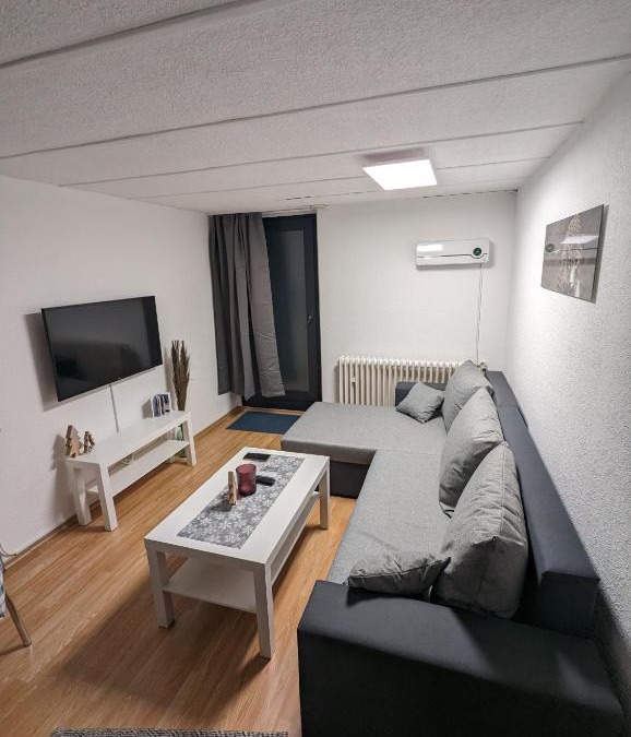 Spich House | Direkt an der S-Bahn gelegenes Gemütliches Souterrain Apartment mit privatem Zugang