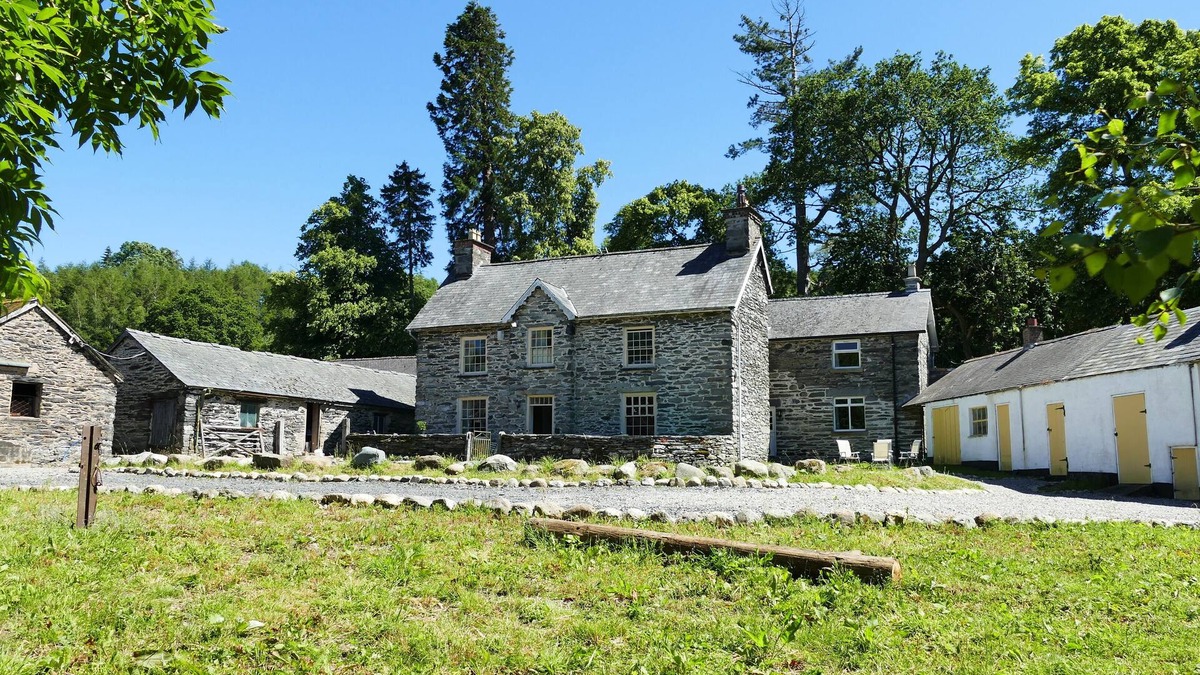 Llandderfel House | disabled friendly ground floor room in traditional old welsh farmhouse