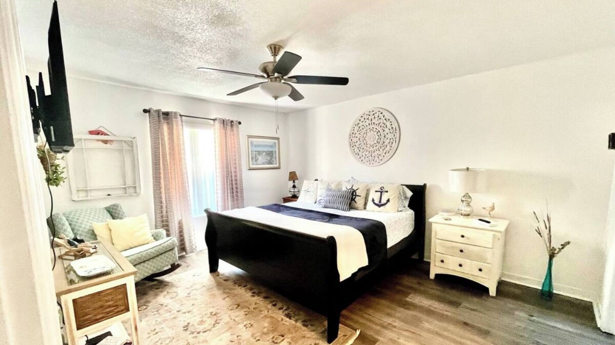 Florida Shores House | DISCOUNT NOW! Large Comfy Stay Pets Welcome w/Parking Trailers/Bikes/Boats