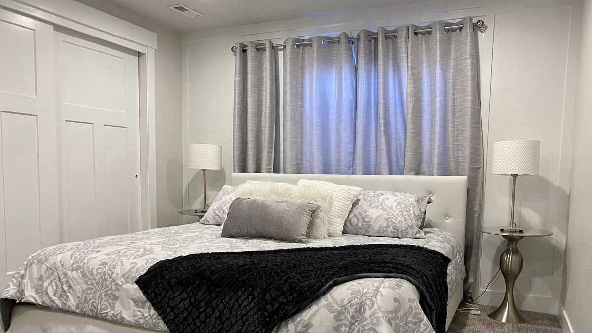 Vineyard House | Discount Price!*KING SIZE Bed!*Parking on Premises