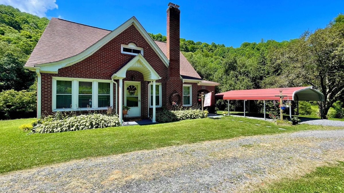 Creston Other | Discount Summer Stays! Cozy, Family Friendly Riverside Farmhouse on Acreage!
