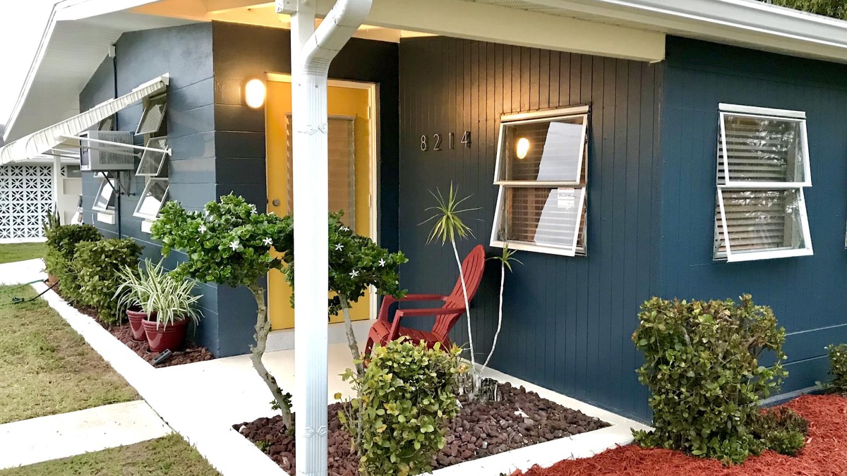 North Port House | DISCOUNTED 2 Bdrm Bungalow w/Pool. Beach, Springs, Fenced Yard, Dogs, No Cats.