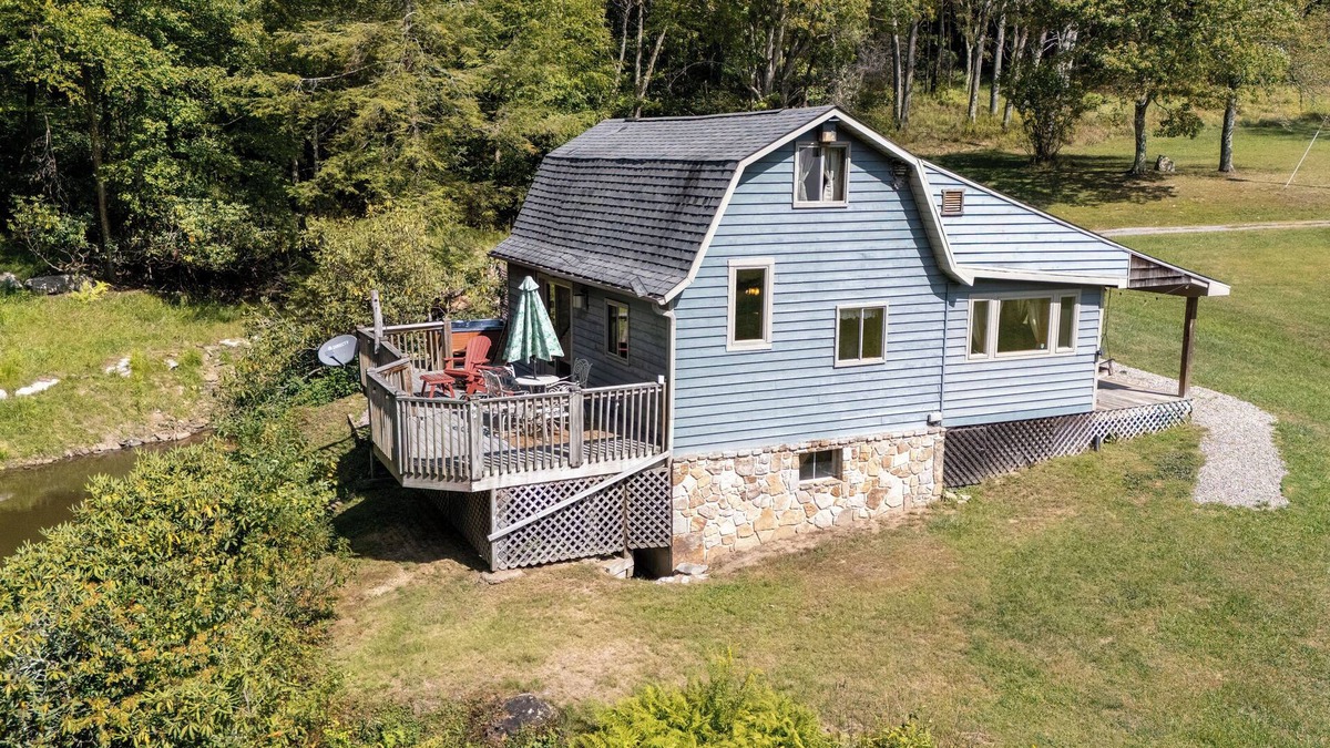 Terra Alta Cabin | Discounted Rates/The Bears Den/Quiet & Secluded/Hot Tub Over Looking the Pond
