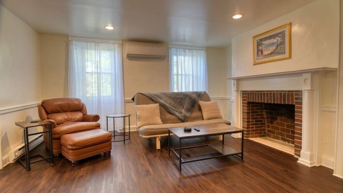 Perryville Apartment | Discounted Stays | 1BR | Dog-Friendly | King | A/C