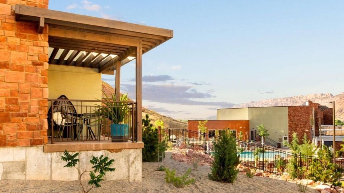 Moab Hotel | Discover a Hidden Treasure: Free Breakfast, Pool, Hot Tub, Parking!