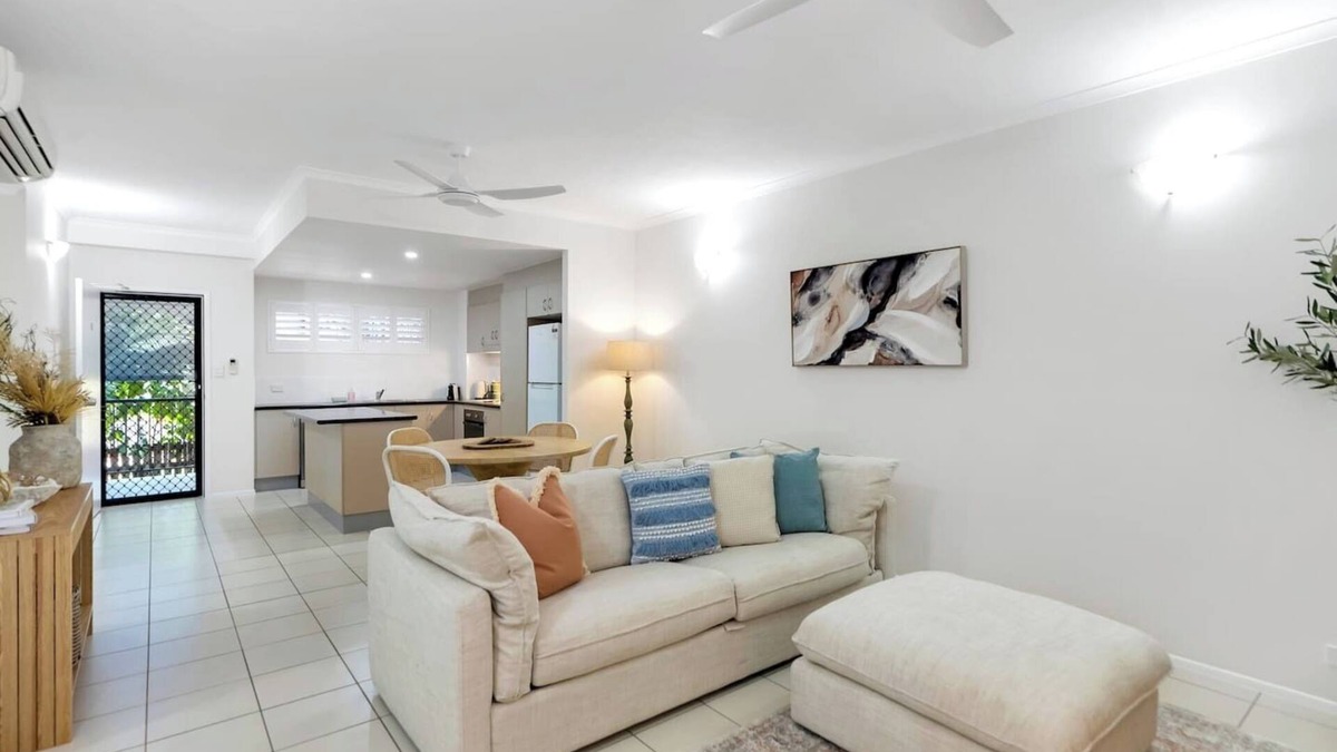 Parramatta Park Apartment | Discover a Stylish and Tranquil Haven by the Pool