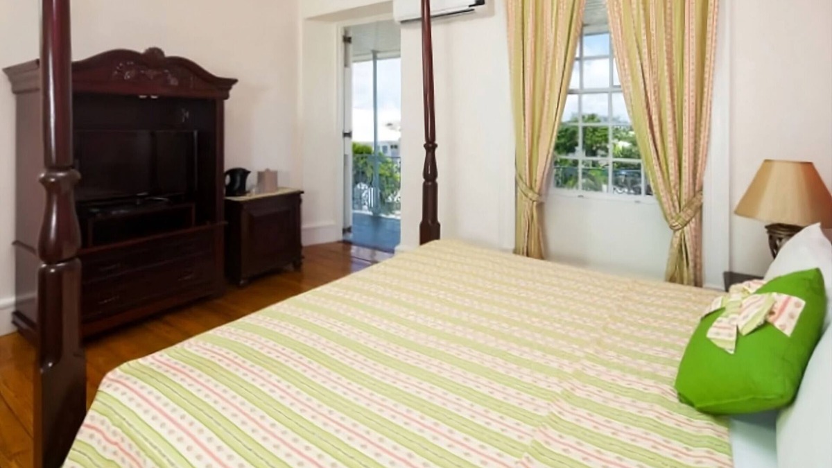 Hastings Hotel | Discover Brownes Beach! Contemporary Unit w/Balcony! Pool and FREE Parking