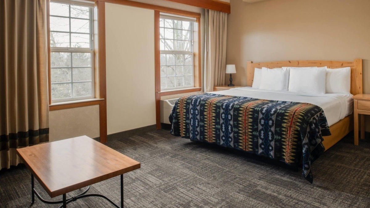 Vancouver Hotel | Discover Comfort at This Lodge w/Gorgeous Lobby & Friendly Staff, Heated Pool